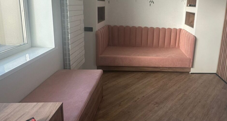 Pink upholstered bed with scalloped headboard – ReNew Studio